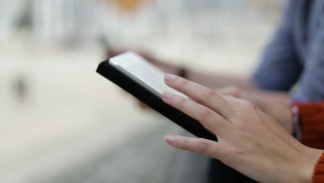 Cropped-shot-of-people-using-digital-devices